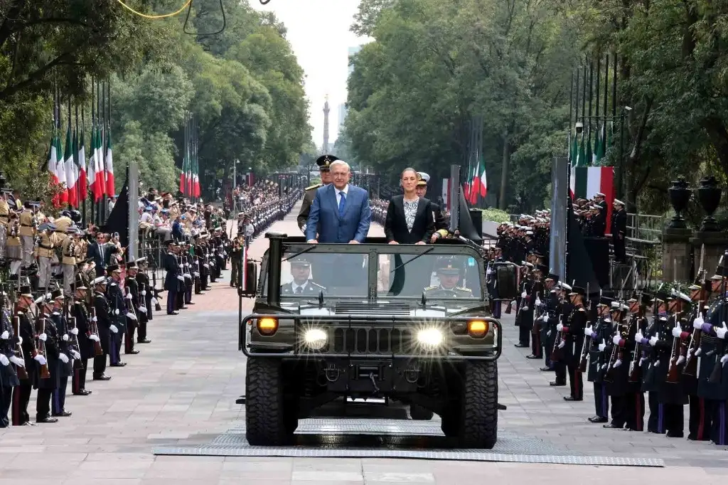 Flanqueados por los titulares de Sedena y Semar, el presidente Andrés Manuel López Obrador y la mandataria electa, Claudia Sheinbaum Pardo, futura comandante de las fuerzas armadas, encabezaron la ceremonia por el 177 aniversario de la Gesta Heroica de los Niños Héroes de Chapultepec en el Altar a la Patria. Foto Presidencia