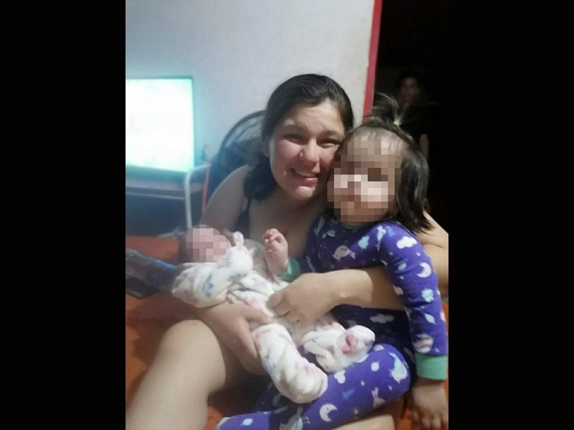 Evelyn Arrieta Miranda se reunió el lunes con su familia tras permanecer internada por meningitis en el Hospital General 450 en la capital de Durango. La mujer señaló que su confianza en Dios le permitió salir adelante. Foto Saúl Maldonado