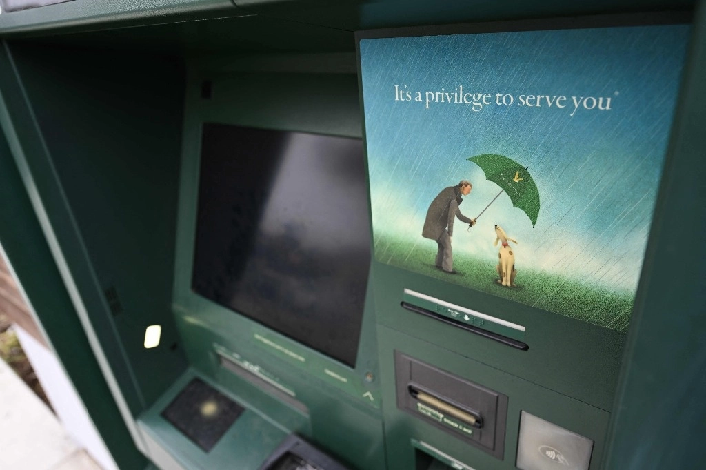 Cajero automático de una sucursal del First Republic en Manhattan Beach, California. El gobierno federal aseguró que vigila de cerca la actividad de varios bancos regionales. Foto Afp