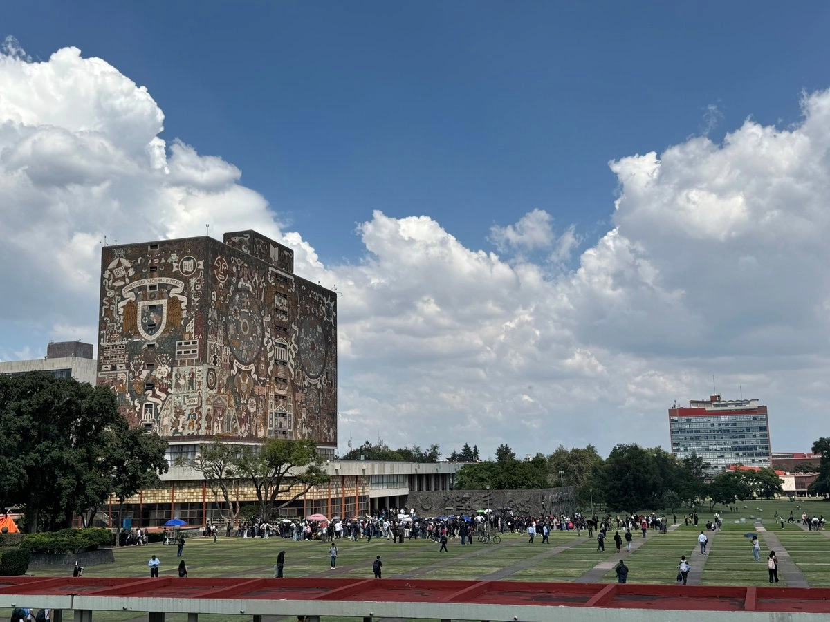 Estudiantes de la UNAM protestan frente a rectoría de CU por los recientes casos de inseguridad. Foto