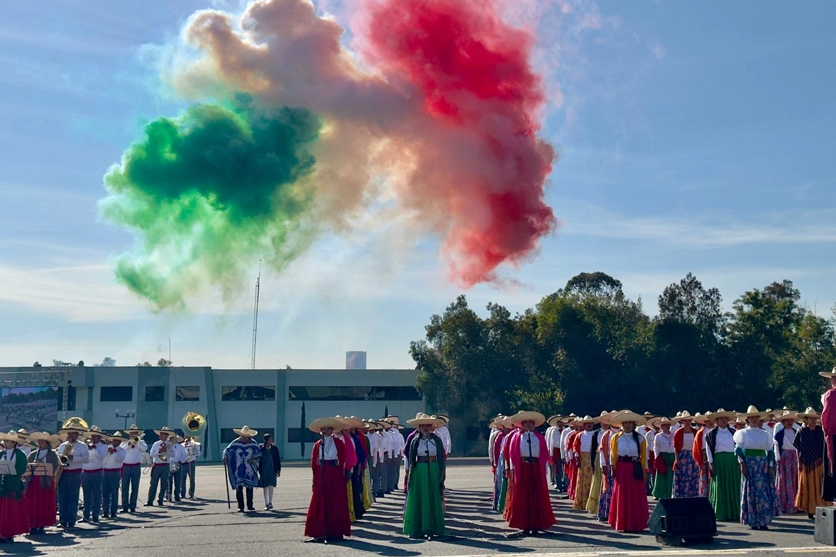 En la explanada Damián Carmona del Campo Militar número 1-A, en la Ciudad de México, se pasó revista a las tropas que hoy participarán en el desfile cívico-militar. Foto