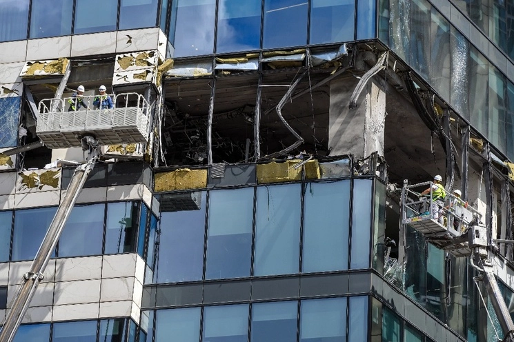 Daños en un rascacielos del distrito financiero de Moscú conocido como City, tras un ataque con dron. Foto Ap 