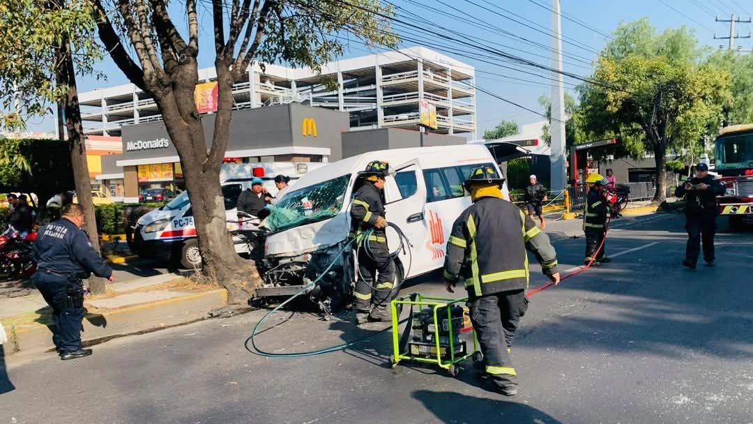 Una combi del transporte público de Atizapán de Zaragoza se impactó contra un camellón. El percance dejó nueve personas lesionadas. Foto 