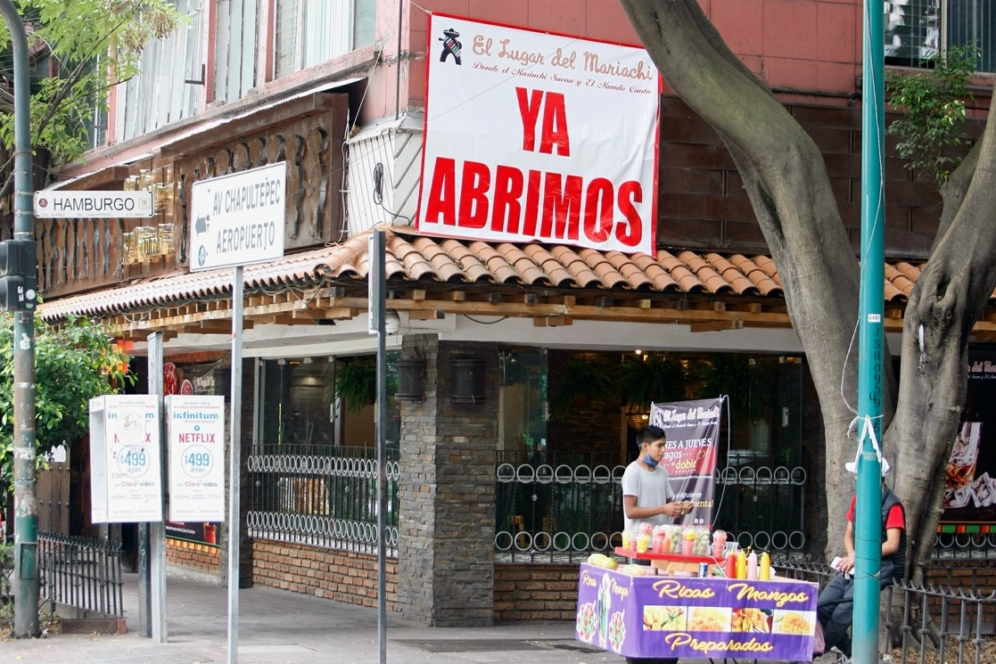 Bares y negocios colocan mantas llamativas para atraer clientes pero la gente se restringe a salir en ciertos lugares. Foto Roberto García