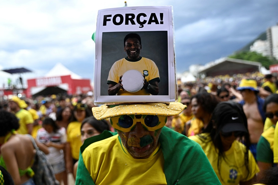 Con ‘O Rei’ internado hace casi un mes, proliferan homenajes y mensajes de aliento al astro en Brasil. Foto Afp 