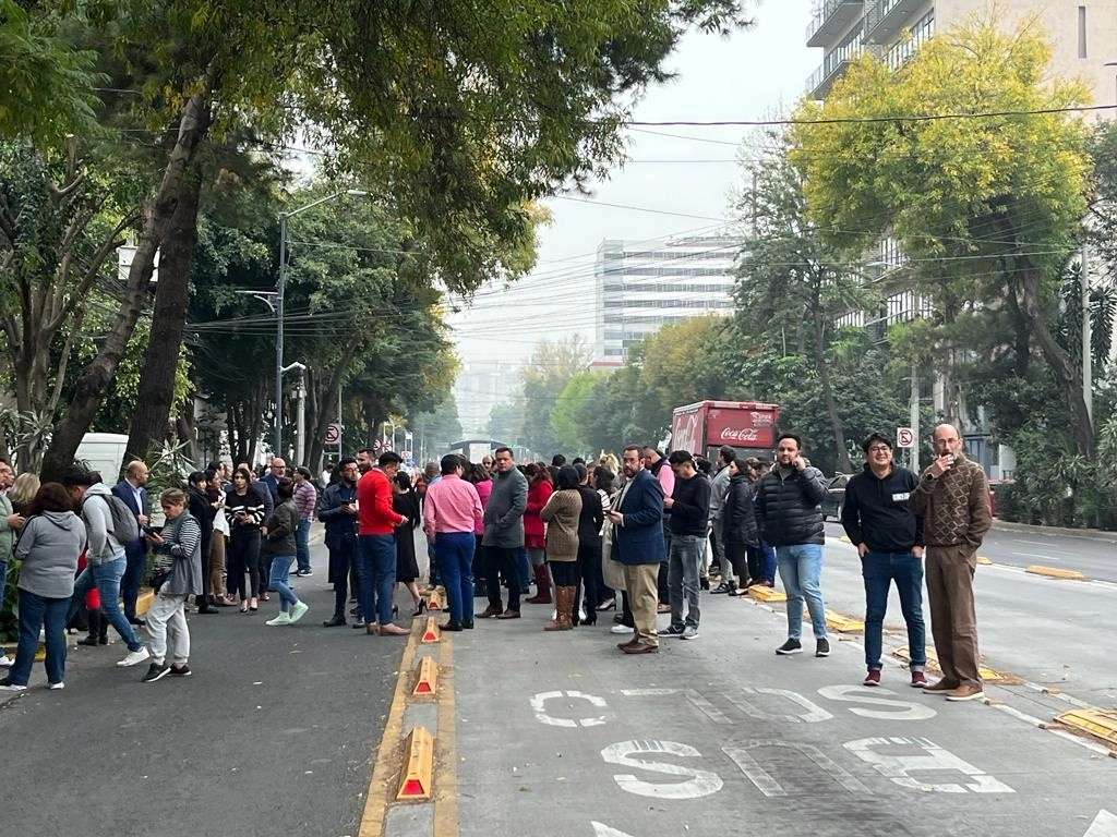 Ciudadanos salen de sus centros de trabajo en la alcaldía Benito Juárez tras registrarse un microsismo en el surponiente de la Ciudad de México, el 14 de diciembre de 2024. Foto María Luisa Severiano