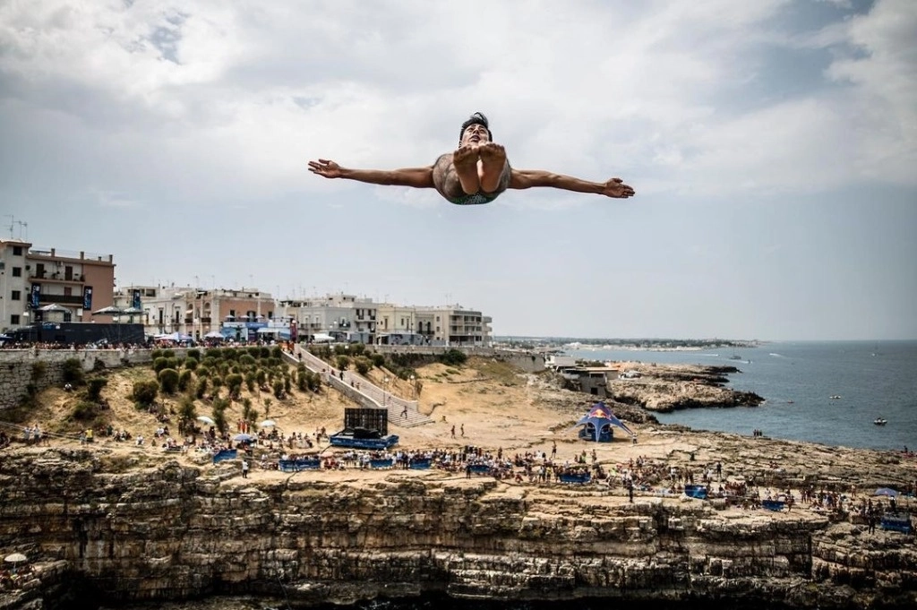 El clavadista de altura, quien se encuentra en Grecia para competir en la Serie Mundial de Red Bull, tiene derecho, según la justicia federal, de percibir su apoyo desde 2023. Foto @chejo_guzman