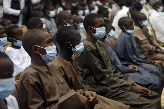 El hecho ocurrió luego que el grupo extremista, Boko Haram, liberará a más de 300 estudiantes secuestrados en una escuela al noroeste del país africano. Foto Ap