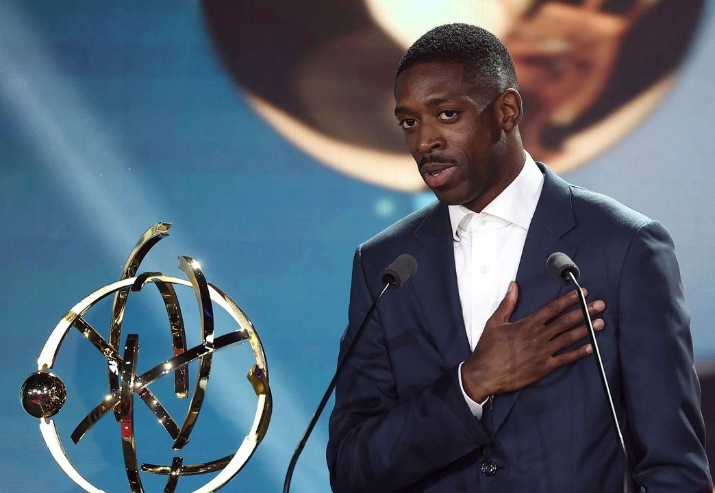 En la actual temporada, el futbolista francés ha marcado 21 goles vistiendo la playera del PSG; en la imagen, Ousmane Dembélé recibe el premio al mejor jugador de la Ligue 1, el 11 de mayo de 2025. Foto 