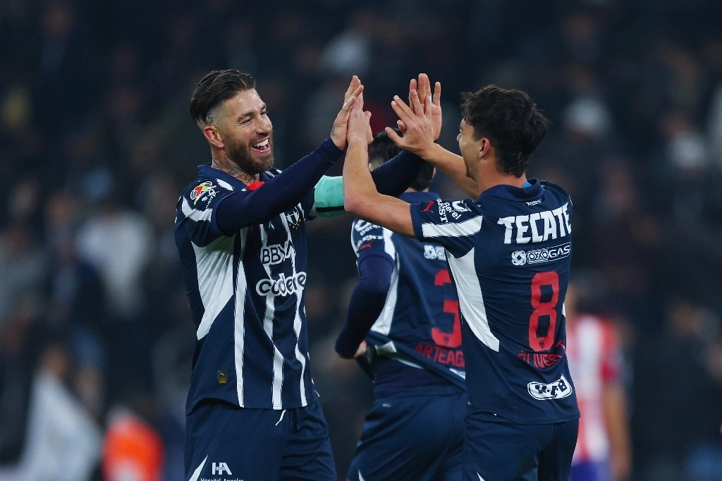 Sergio Ramos (izquierda) tuvo una buena actuación y celebra con su compatriota Óliver Torres, quien marcó el segundo tanto para el Monterrey. Foto @LigaBBVAMX 