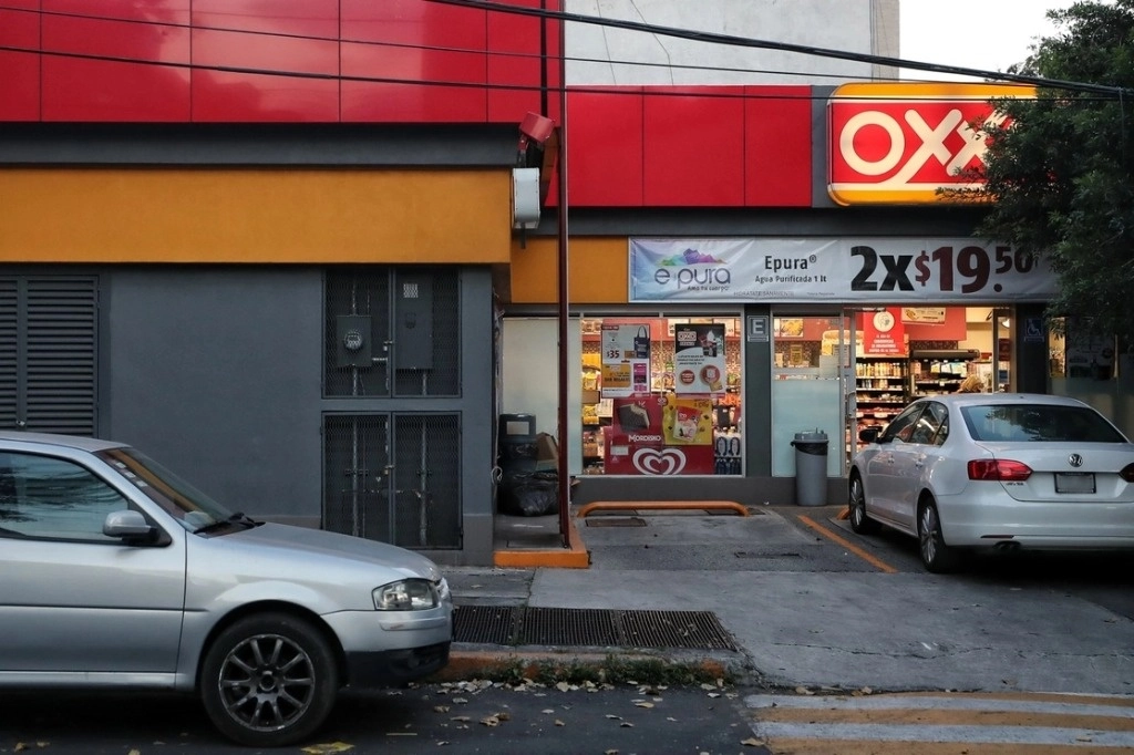 Fachada de una tienda Oxxo en la Ciudad de México. Foto Marco Peláez / Archivo