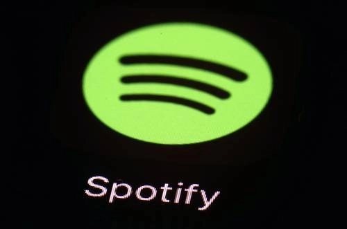 Spotify informó que implementará nuevas funciones, como reproducción aleatoria inteligente y vistas previas de podcasts en su plataforma de transmisión de audio, después de superar los 500 millones de oyentes activos mensuales. Foto Ap / Archivo