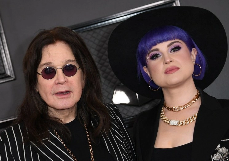 El también llamado “Príncipe de las Tinieblas”, Ozzy Osbourne, junto a su hija Kelly Osbourne, a su llegada a la 62a edición de la Entrega de los Premios Grammy, en Los Ángeles, California, el 26 de enero de 2020. Foto Afp / Valerie Macon