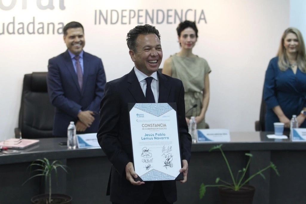Tras cinco meses de impugnaciones, Pablo Lemus, abanderado de MC, recibió la constancia de mayoría como gobernador de Jalisco, el 30 de octubre de 2024. Foto Arturo Campos Cedillo

