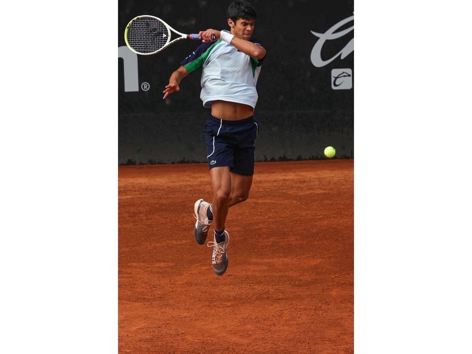 Rodrigo Pacheco, de 19 años de edad, viene con una buena racha, luego de protagonizar un gran certamen en el Abierto de Acapulco. Ayer se vio solvente y concentrado durante su duelo en el Deportivo Chapultepec. Foto