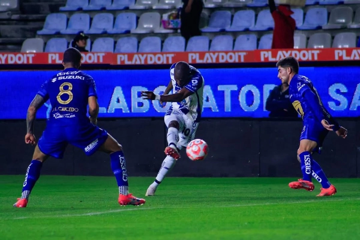 El ecuatoriano Enner Valencia (centro) adelantó a los Tuzos con un tiro potente que contribuyó para eliminar a los universitarios.