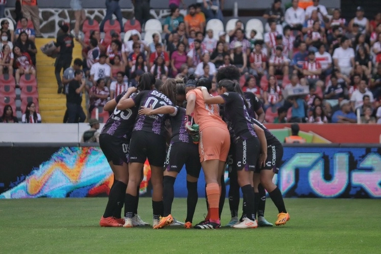 Chivas cayó 3-1 (6-4) ante Pachuca, que se llevó el pase a la semifinal del torneo Clausura 2023 de la Liga Mx Femenil. Foto Twitter @TuzosFemenil