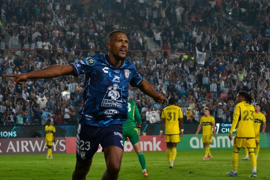 El delantero venezolano Salomón Rondón marcó el primer tanto de los Tuzos en la victoria 3-0 ante Columbus Crew en la final de la Liga de Campeones de la Concacaf. Foto Afp.