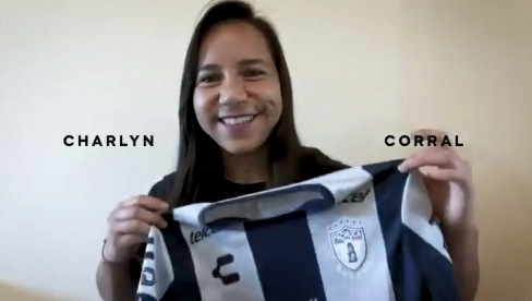 Después de siete años en Europa, donde jugó en Finlandia y España, la goleadora tricolor Charlyn Corral regresará a México para jugar por primera vez en la Liga Mx bajo los colores del Pachuca. Foto tomada del Twitter de @Tuzos