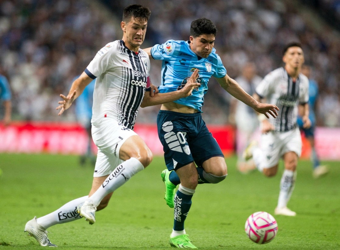 Una de las jugadas del encuentro. Foto Afp