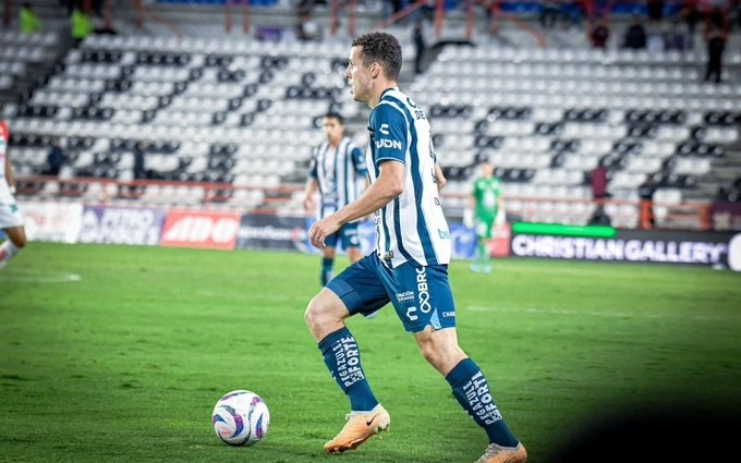 Una de las jugadas del encuentro deportivo entre el Pachuca y Necaxa. Foto Tuzos