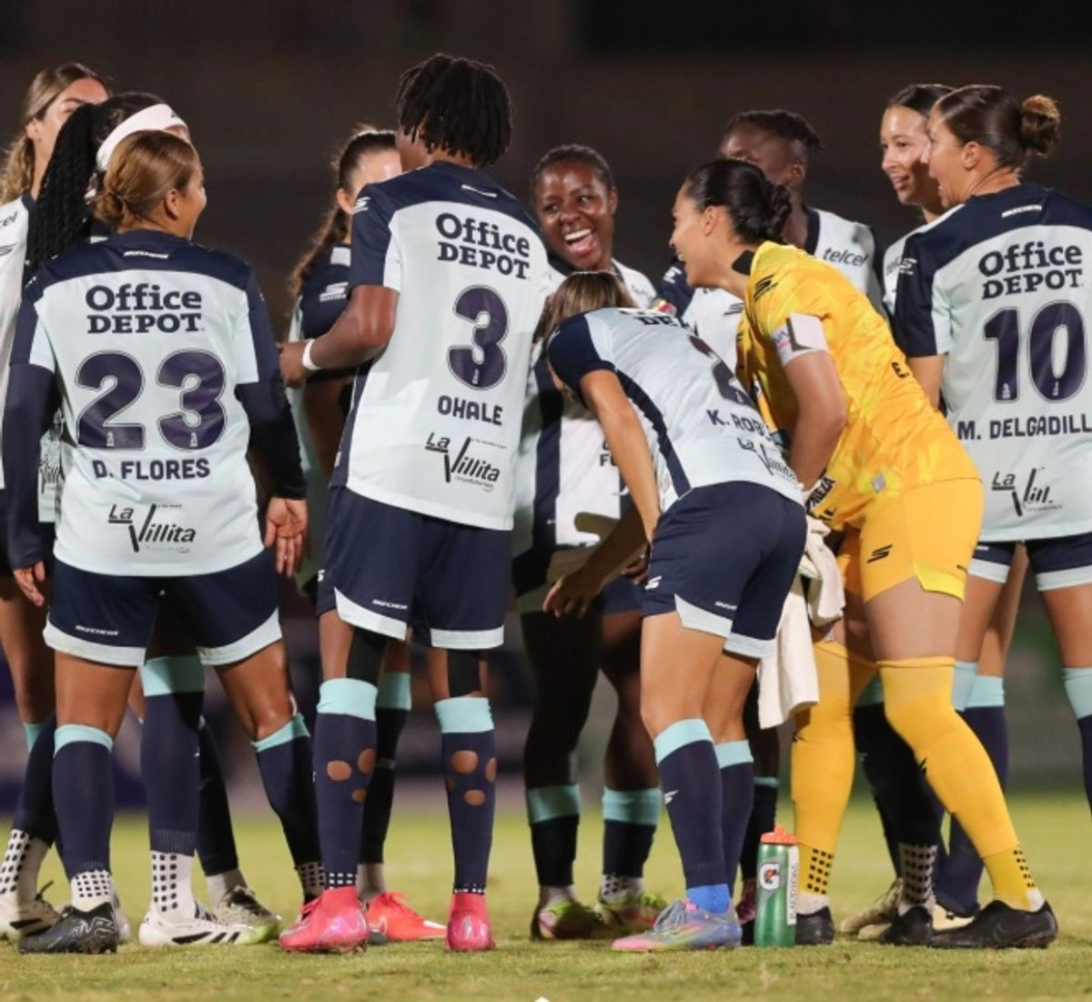 Futbolistas de Pachuca Femenil festejan al término del encuentro. Foto tomada de 