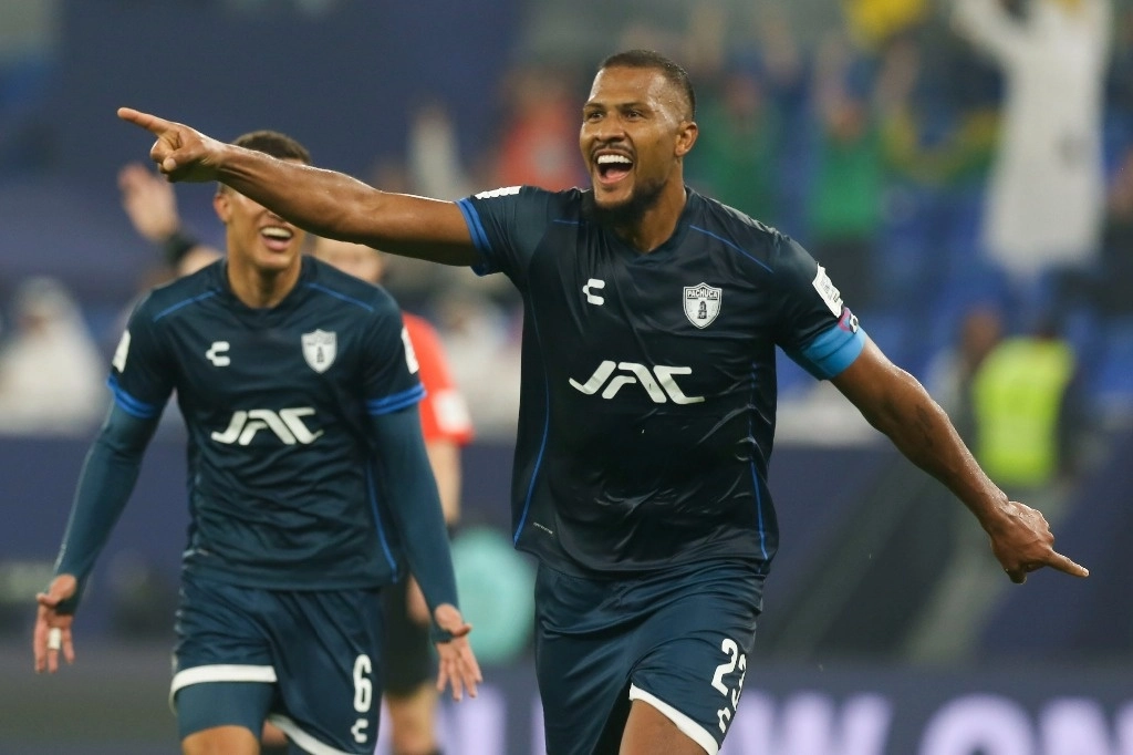 Salomón Rondón, del Pachuca, selló el marcador en el tramo final al recibir una asistencia de Oussama Idrissi y disparar con potencia desde el centro del área para vencer a la escuadra del Botafogo, en partido de la Copa Internacional en Doha, el 11 de diciembre de 2024. Foto Ap
