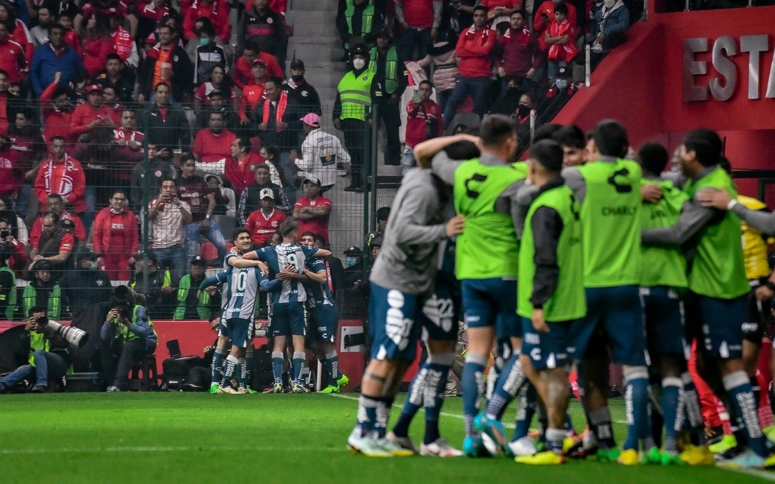 Con mucha alegría, titulares y suplentes de los Tuzos festejan una de las anotaciones que los tiene a un paso de coronarse en el Apertura 2022. Foto @Tuzos
