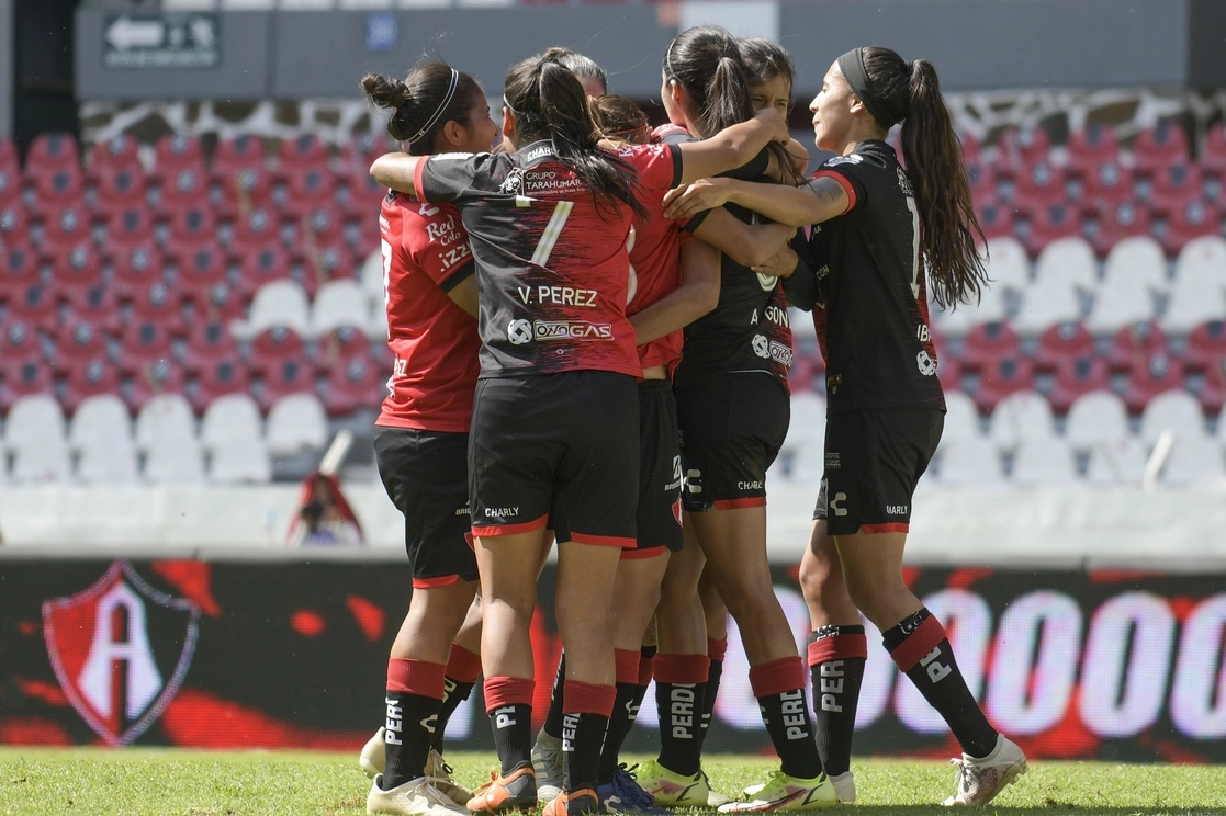 Las rojinegras celebran su triunfo ante las tuzas. Foto tomada de la cuenta de Twitter @AtlasFC
