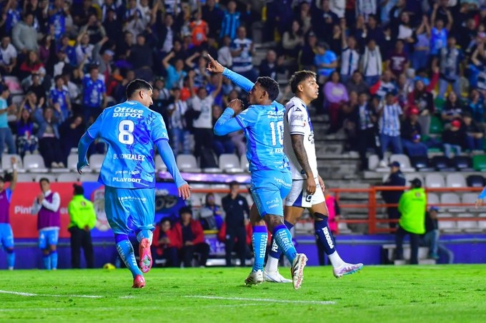 El delantero del Pachuca, John Kennedy (c) festeja una de sus anotaciones durante el encuentro. Foto tomada de la cuenta de X 