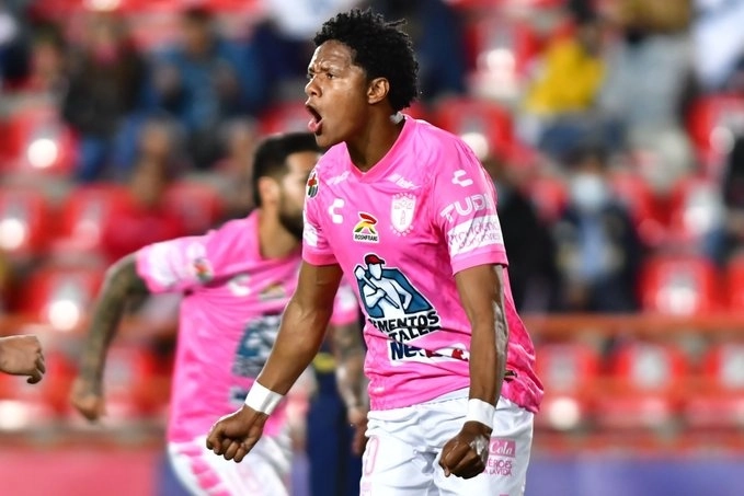 Jugadores del Pachuca celebran la anotación que les dio el punto del empate. Foto @Tuzos