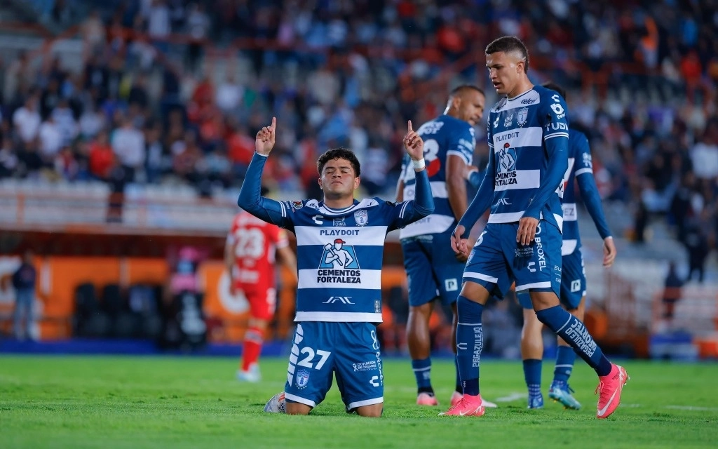 Hasta el cierre de la fecha 8, los clubes de la Liga Mx han implementado la regla de menores que fue aprobada en junio pasado con la participación de 131 jugadores, de los cuales 34 debutaron en primera división. Foto tomada de X @Tuzos / Archivo