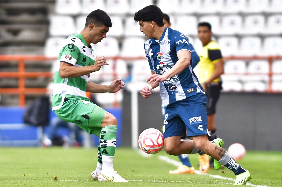 Nicolás Ibáñez (derecha) llegó a siete anotaciones y es líder de goleo junto con Henry Martín, del América. Foto @Tuzos 