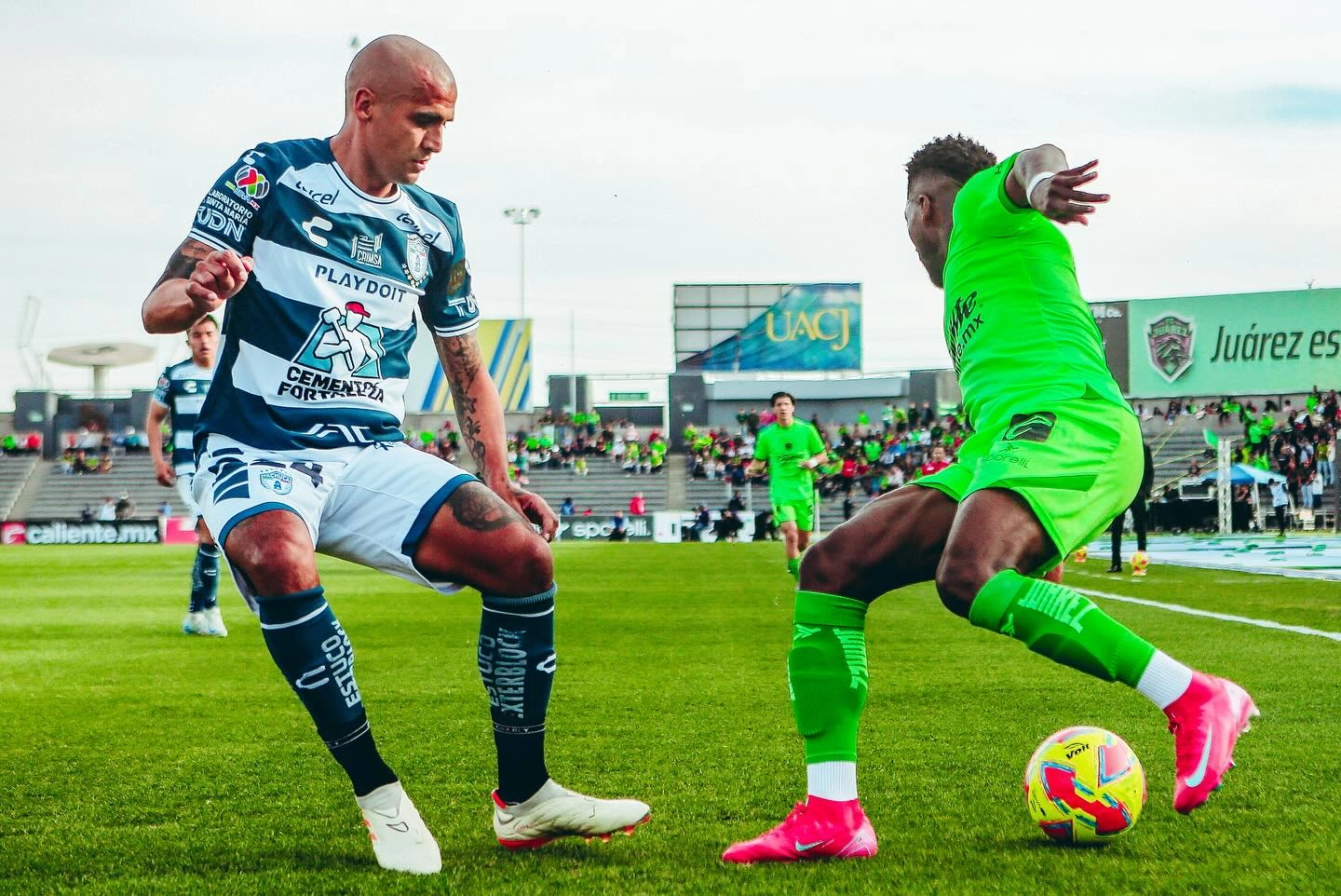 Madson De Souza adelantó a los fronterizos en el estadio Olímpico Universitario al marcar un doblete (7 y 45+3). No obstante, los hidalguenses reaccionaron en el complemento con tantos de John Kennedy Batista (6) y Salomón Rondón (64). Foto