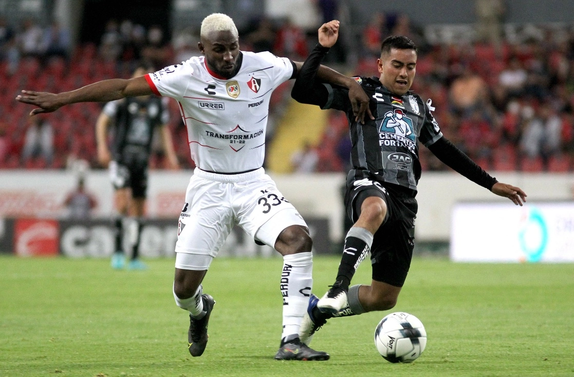 Julián Quiñones y Érick Sánchez del Pachuca en una de las jugadas del encuentro. Foto Afp