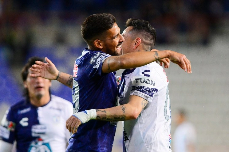 Franco Jara y Cristian Souza celebran el triunfo de su equipo. Foto Jam Media