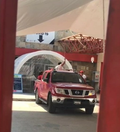 Familiares de la persona enferma irrumpieron en el hospital y se lo llevaron. Foto Juan Ricardo Montoya  