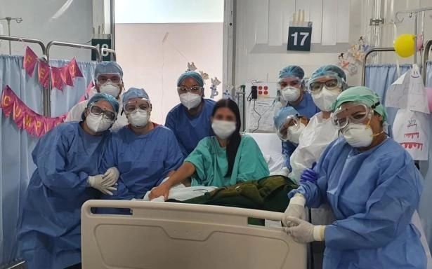 María Fernanda celebró su cumpleaños junto al personal de salud del hospital. Foto Cortesía IMSS