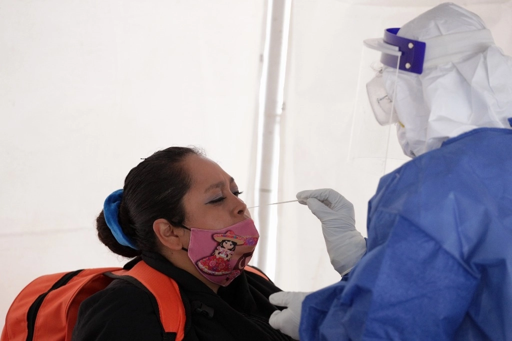 Un estudio realizado por los Centros para la Prevención y el Control de Enfermedades de EU, revela que los pacientes de Covid-19 pueden contagiar a la mitad de las personas con las que habitan. Foto Roberto García Ortiz