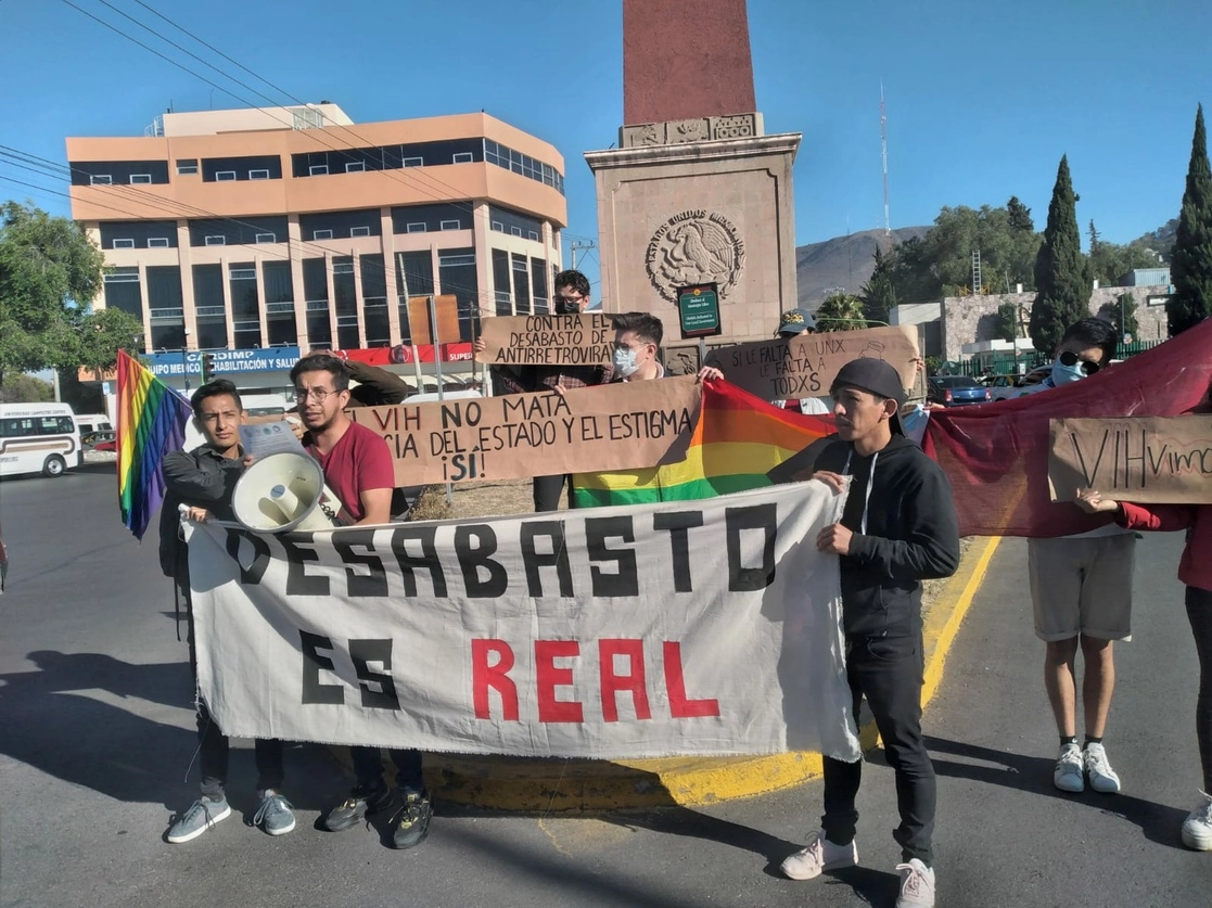 Pacientes VIH en Pachuca protestaron ante la falta de medicamentos en la clínica del IMSS, el 28 de abril de 2022. Foto La Jornada 