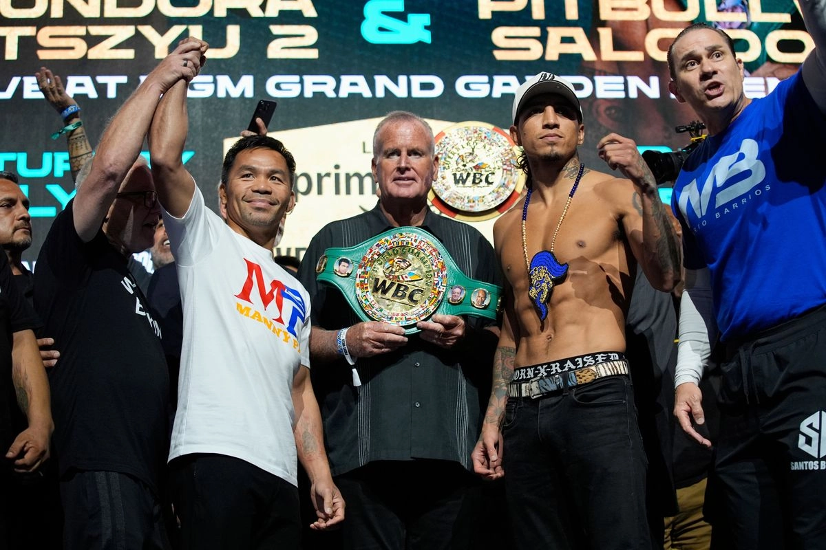 Manny Pacquiao, a la izquierda, y el campeón de peso wélter del CMB, Mario Barrios, posan en un pesaje ceremonial el viernes 18 de julio de 2025 en Las Vegas. Foto