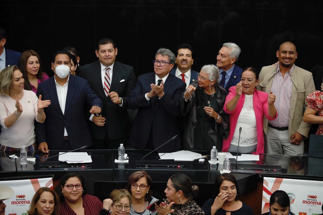 Con el voto de la mayoría del grupo de Morena y sus aliados, Alejandro Armenta fue electo anoche presidente de la mesa directiva del Senado para el primer periodo del segundo año de la actual legislatura. Foto Cristina Rodríguez