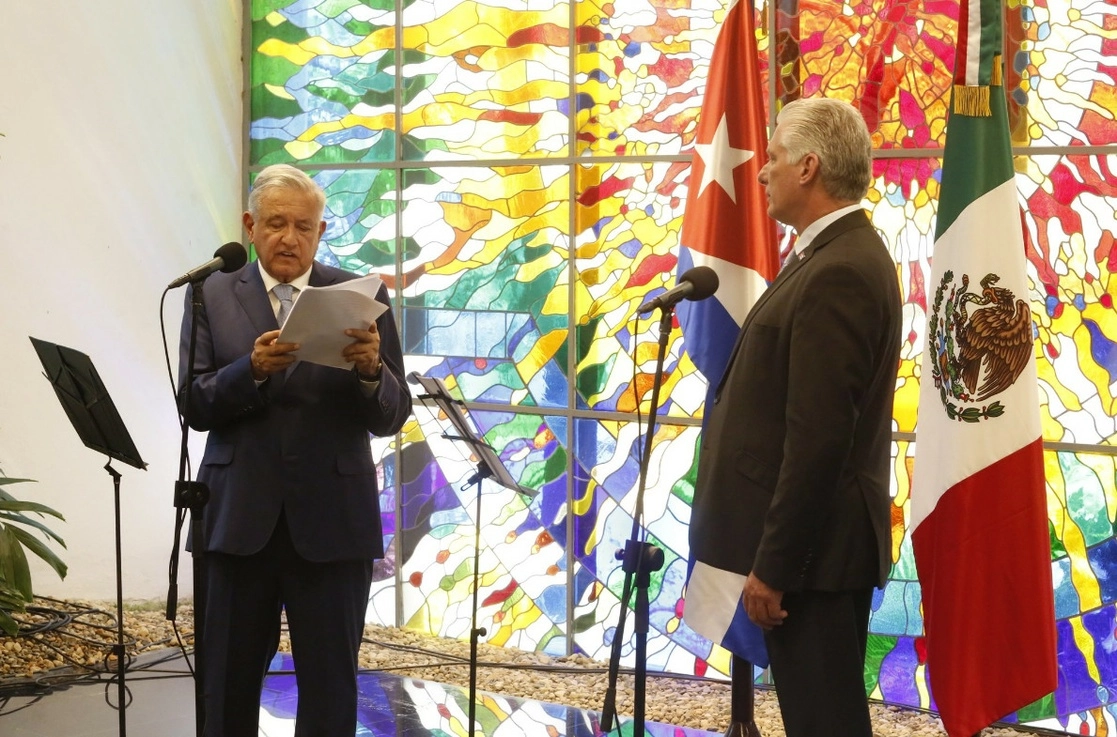 El presidente cubano, Miguel Díaz-Canel, y su homólogo mexicano, Andrés Manuel López Obrador, firmaron una declaración que expresa la voluntad de fortalecer los vínculos bilaterales y la consolidación de una nueva etapa de trabajo, el 8 de mayo de 2022. Foto tomada del Twitter @CubaMINREX