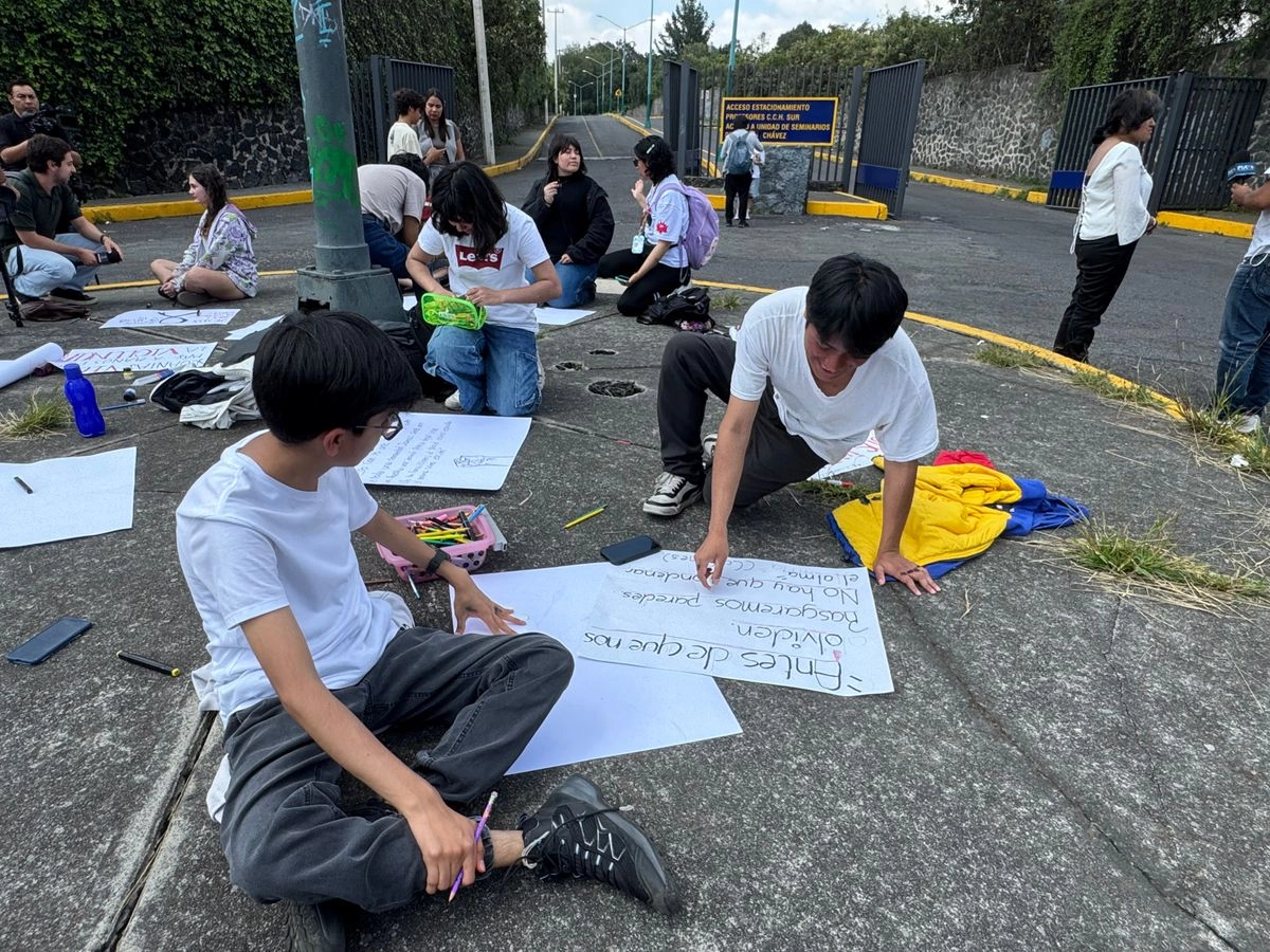 Estudiantes hacen una ofrenda en memoria del compañero que fue asesinado.