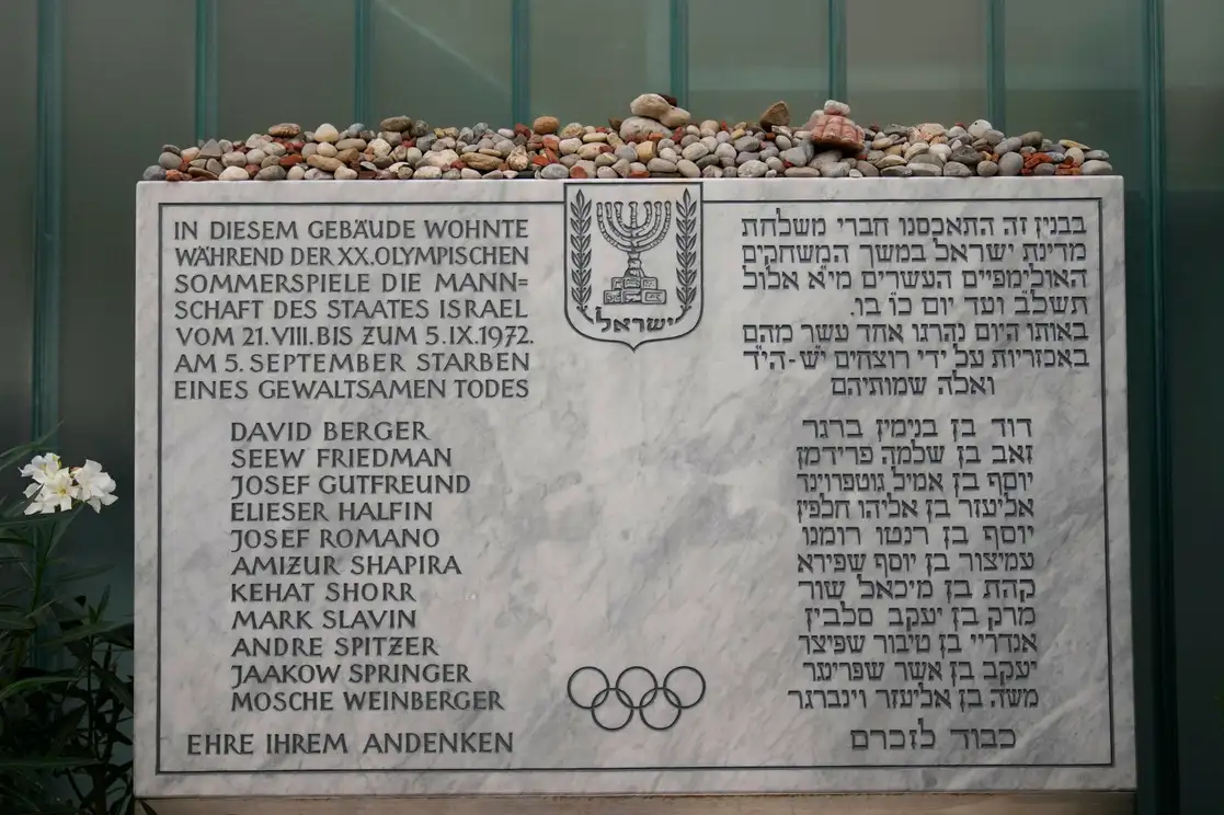 Alemania llegó a un acuerdo sobre nuevas indemnizaciones para las familias de los atletas de Israel asesinados en los Juegos Olímpicos de Múnich 1972. En la imagen, una placa conmemorativa que fue colocada en el antiguo alojamiento del equipo israelí en la Villa Olímpica en Múnich. Foto Ap / Archivo