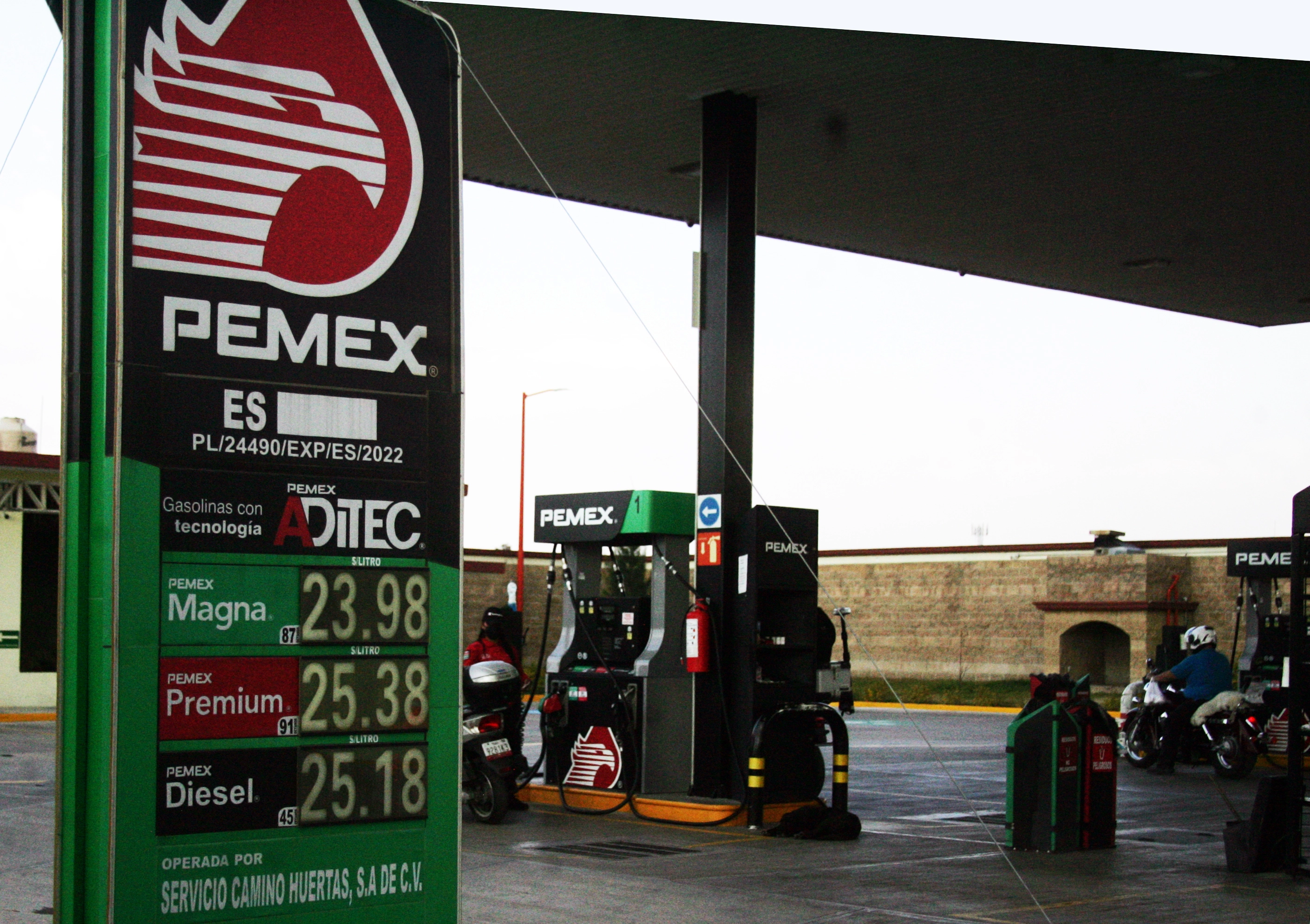 La gasolina se mantendrá al menos por seis meses debajo de los 24 pesos por litro. Foto 