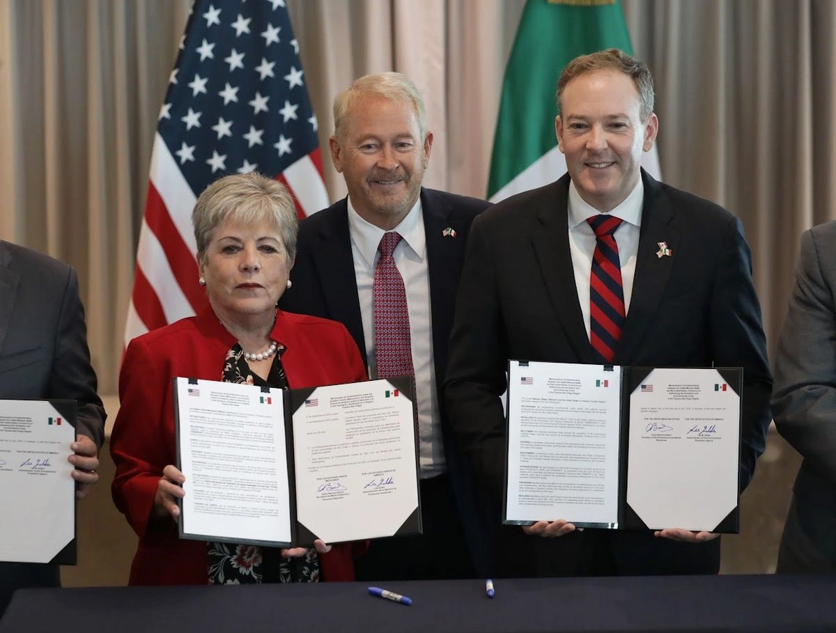 La titular de la Semarnat, Alicia Bárcena, y el administrador de la Agencia de Protección Ambiental de Estados Unidos, Lee Zeldin, con el embajador de ese país, Ronald Johnson, en calidad de testigo, firmaron un memorando de entendimiento con el fin de atender la crisis sanitaria en la zona limítrofe de Baja California, afectada desde hace años por los derrames de aguas residuales y el colapso del sistema de alcantarillado.