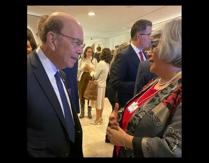 La secretaria de Economía, Graciela Márquez, y el secretario de Comercio de EU, Wilbur Ross, durante una charla en Davos. Foto Twitter @GmarquezColin