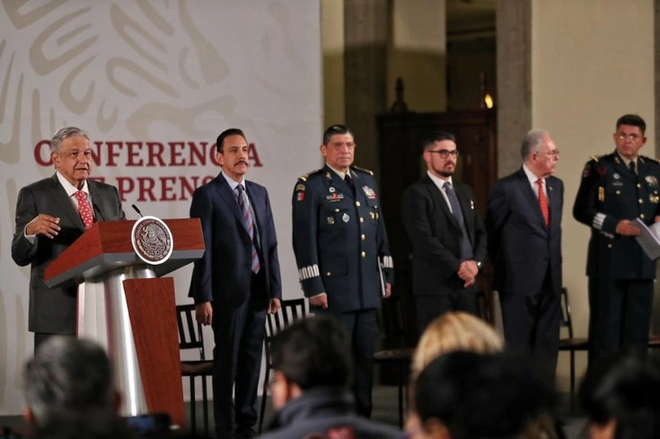 El presidente Andrés Manuel López Obrador, acompañado del gobernador de Hidalgo Omar Fayad, el secretario de la Defensa, Luis Cresencio Sandoval, y el secretario de Comunicaciones y Transportes, Javier Jiménez Espriú, durante la conferencia matutina en Palacio Nacional. Foto Marco Peláez