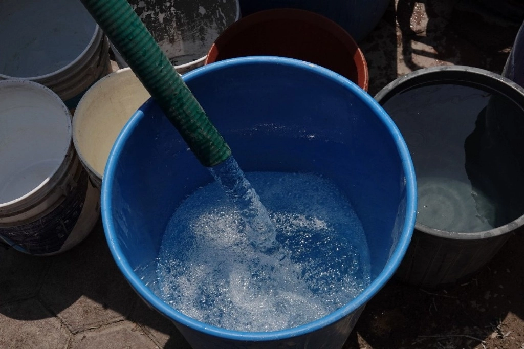 Llenado de agua por escasez en la alcaldía Iztapalapa, en imagen de archivo. Foto Cuartoscuro